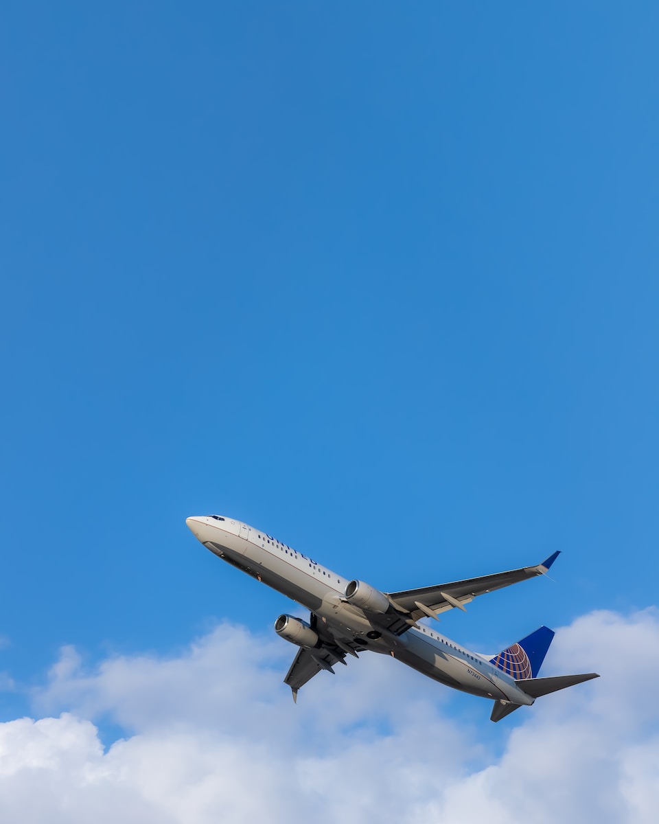 gray+and+blue+airplane