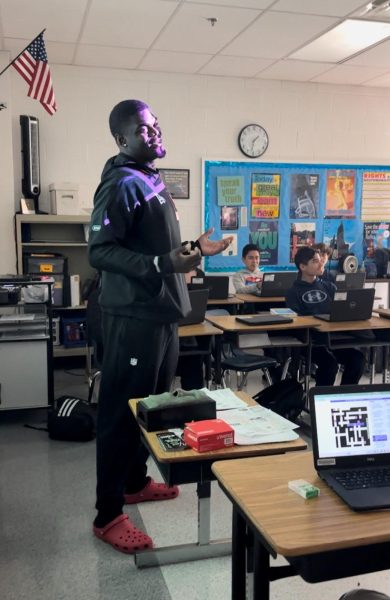 Navigation to Story: Washington Commanders Linebacker Helps Students Learn About the Presidency