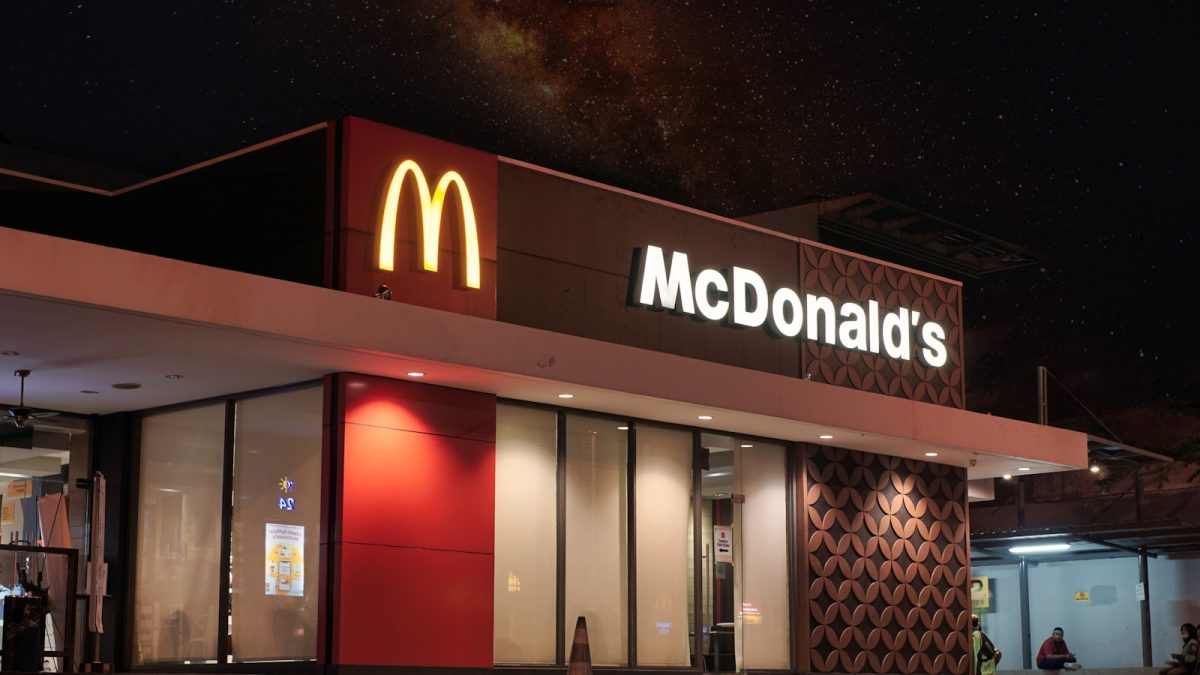 a mcdonalds restaurant is lit up at night